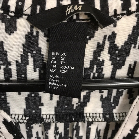 Woman’s H&M tunic style top in Black and Cream - Picture 2 of 4
